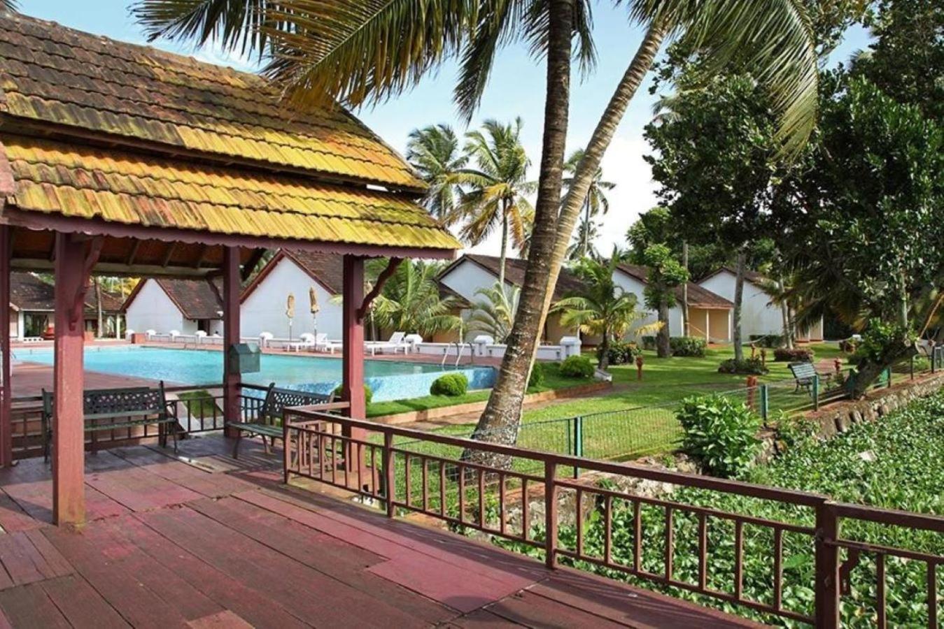 Abad Whispering Palms Hotel Kumarakom Bagian luar foto