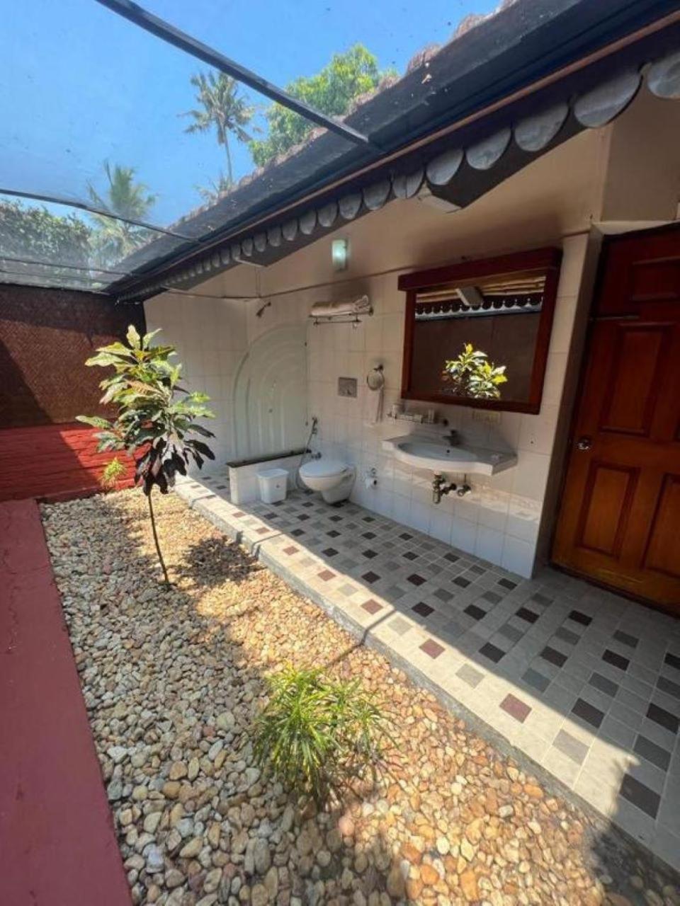 Abad Whispering Palms Hotel Kumarakom Bagian luar foto