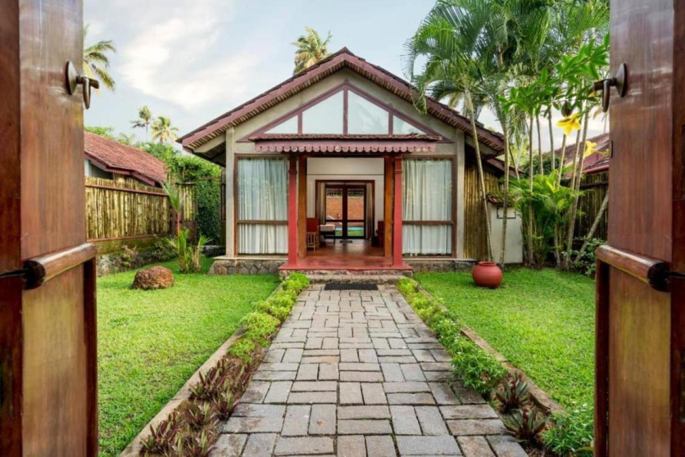 Abad Whispering Palms Hotel Kumarakom Bagian luar foto