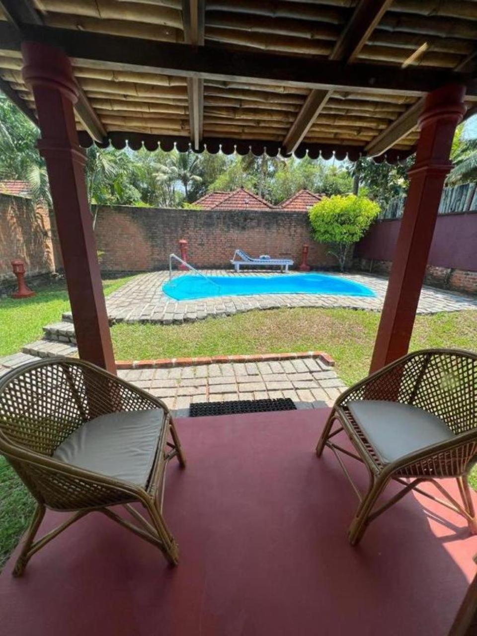 Abad Whispering Palms Hotel Kumarakom Bagian luar foto