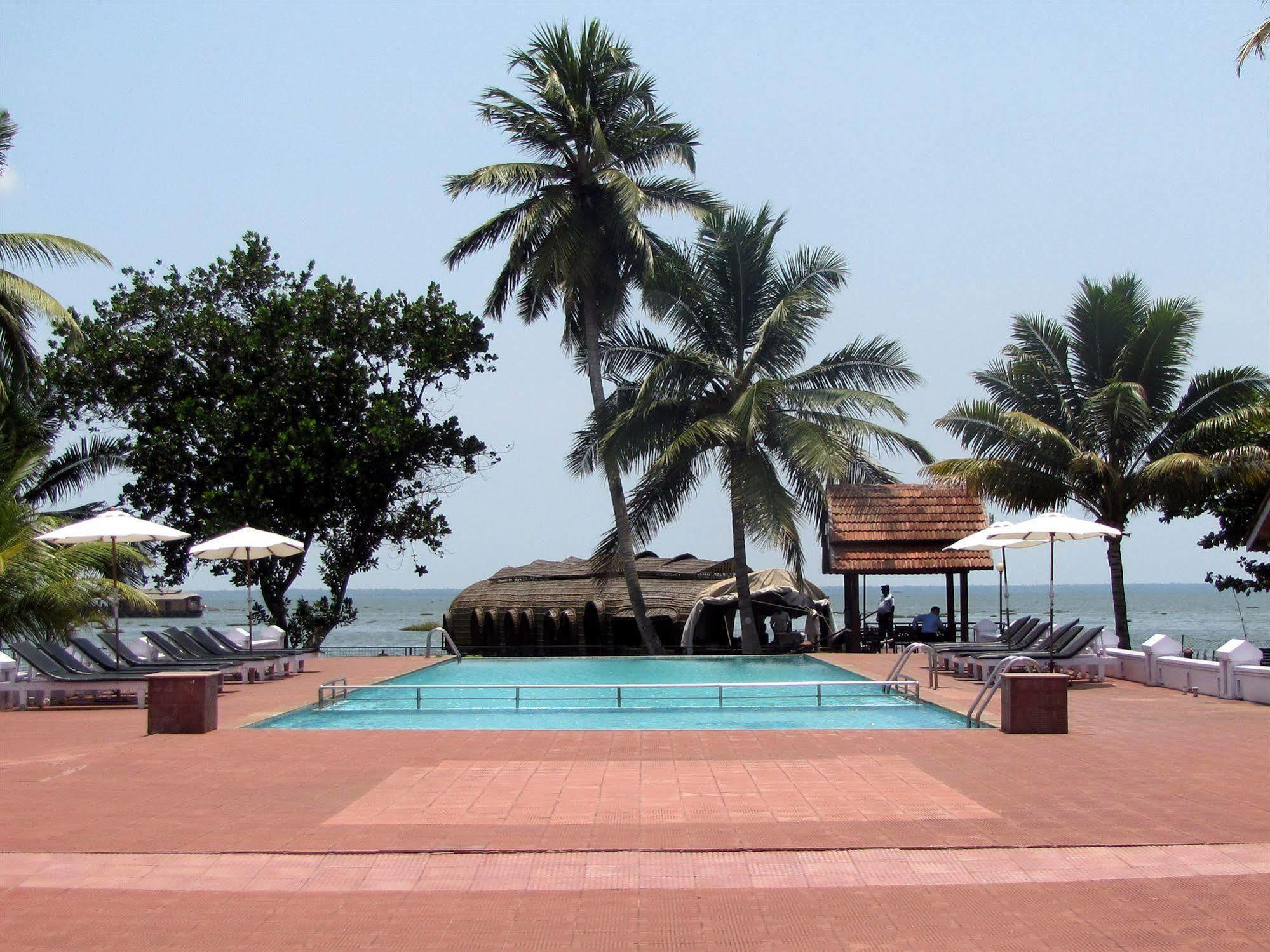Abad Whispering Palms Hotel Kumarakom Bagian luar foto